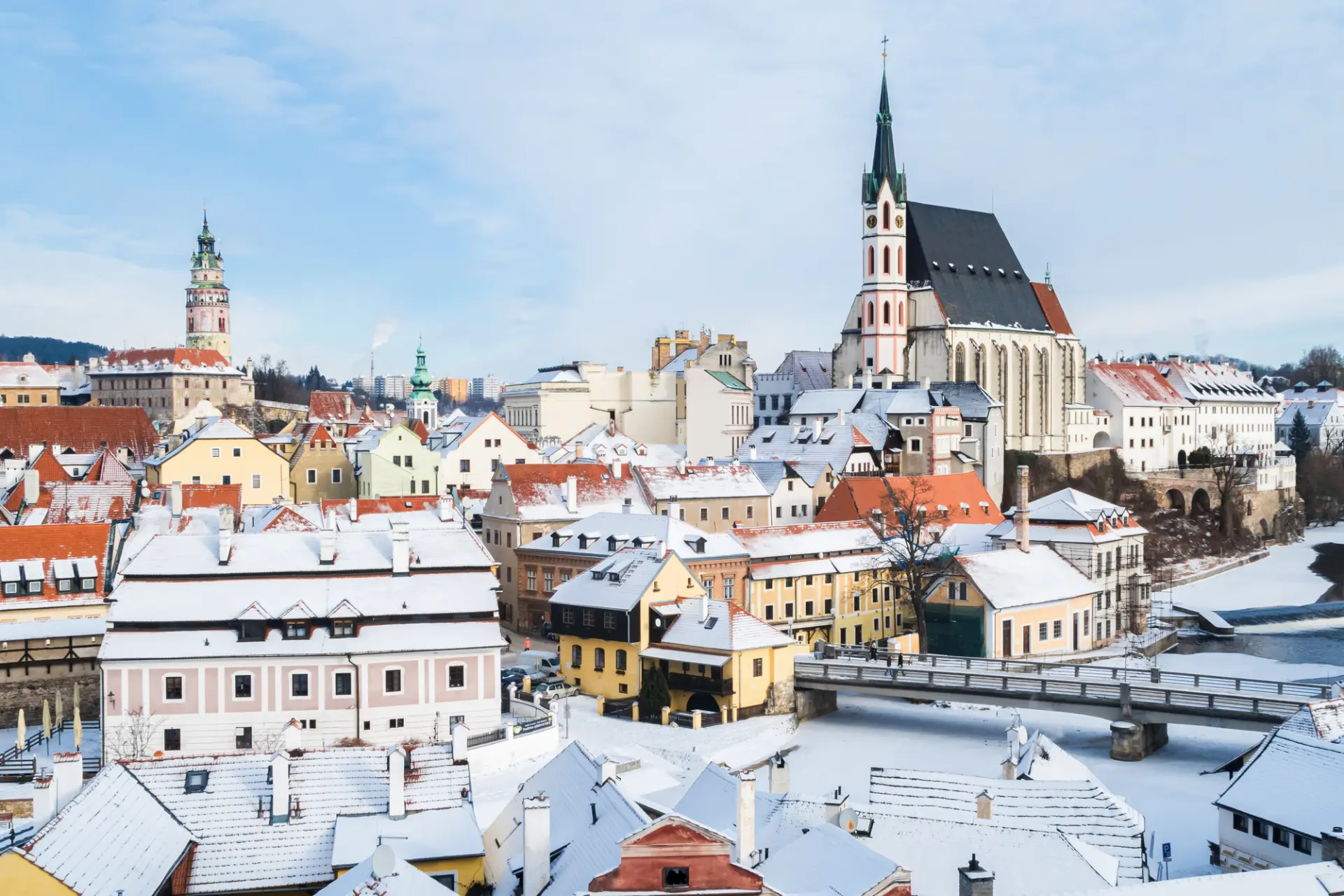 Verschneiter Blick auf die Altstadt von Český Krumlov im Winter.