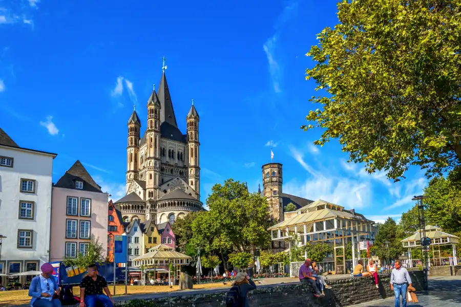 © Sina Ettmer - stock.adobe.com Groß St. Martin und Stapelhaus am Rhein in Köln