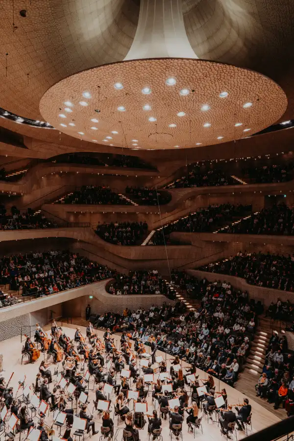 Blick in die Elbphilharmonie Hamburg mit Orchester auf der Bühne.
