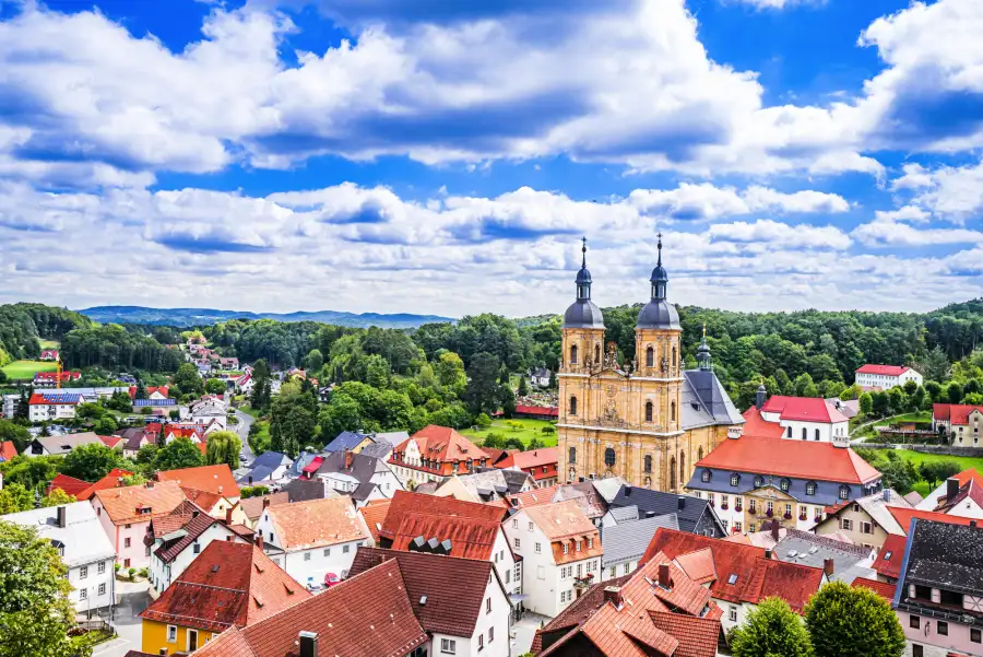 Blick über Gößweinstein mit Basilika in Oberfranken