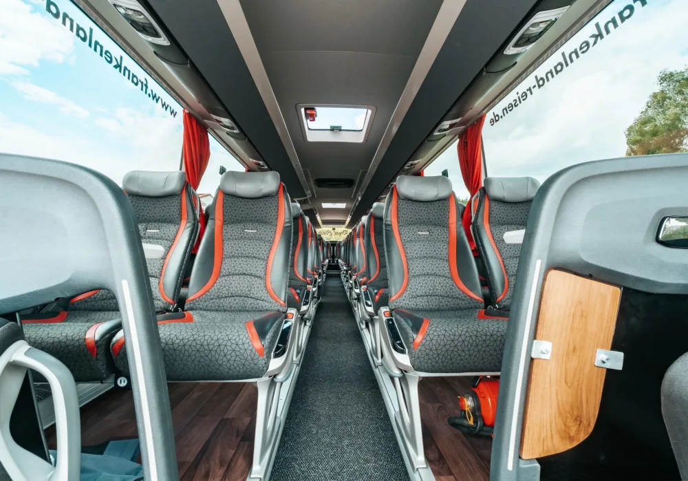 Komfortable Innenausstattung eines Frankenland Reisebusses mit großzügigen Sitzplätzen
