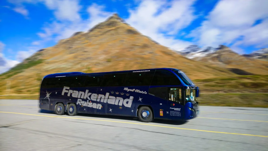 Reisebus von Frankenland Reisen unterwegs in einer Berglandschaft