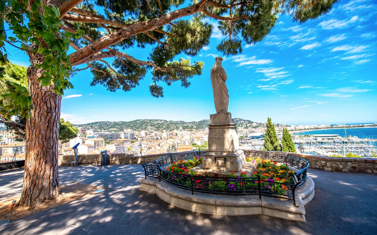 Panorama von Cannes an der französischen Riviera – Busreise mit Frankenland Reisen