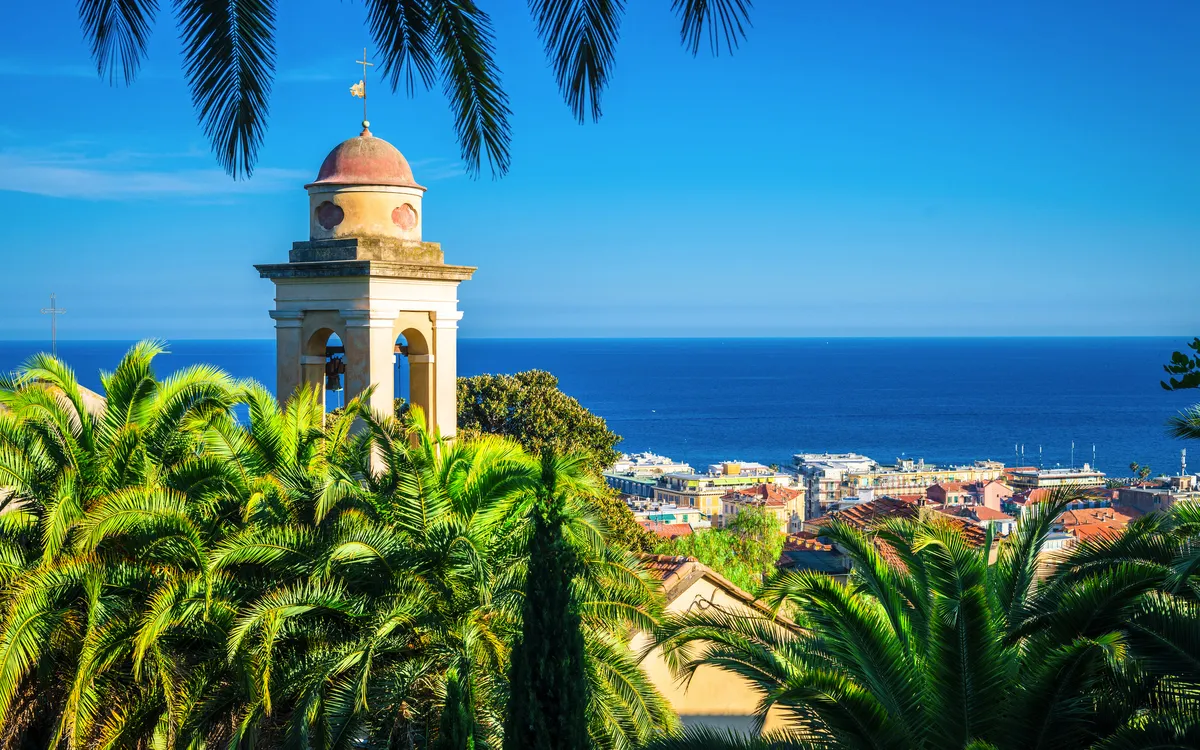 Glockenturm in Sanremo mit Blick auf die italienische Riviera