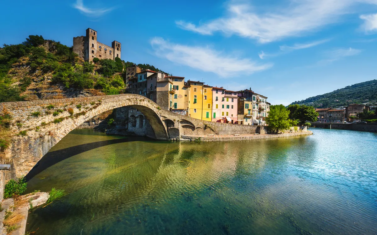 Historische Brücke und Castello dei Doria über Fluss in Dolceacqua, Ligurien.