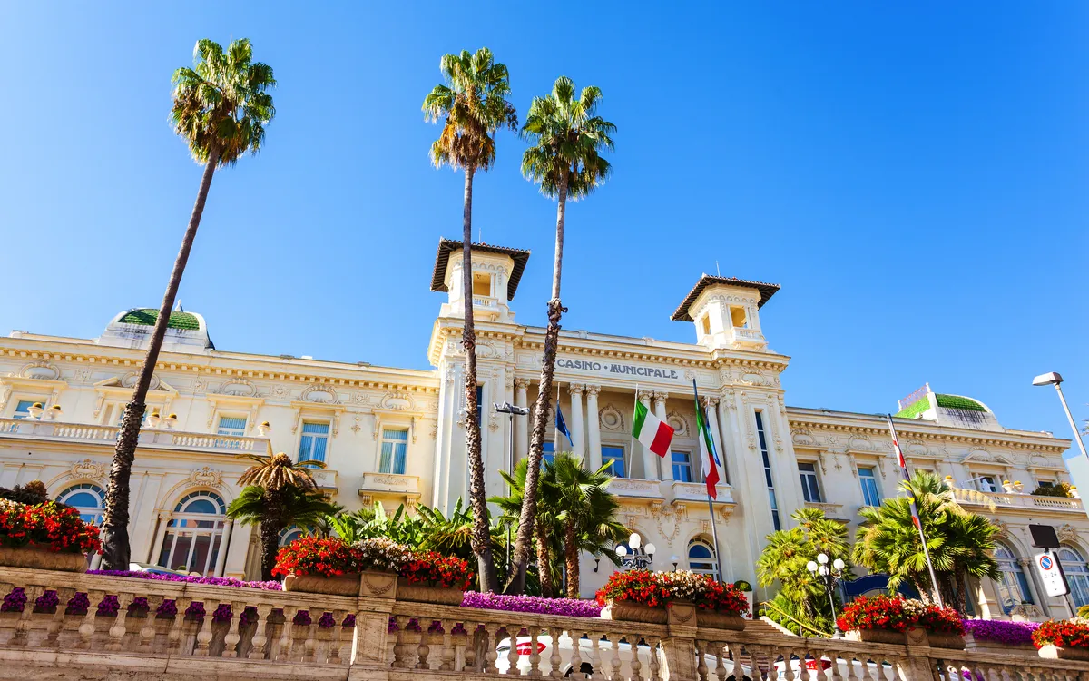Casino in Sanremo an der ligurischen Küste mit Palmen und Blumen.