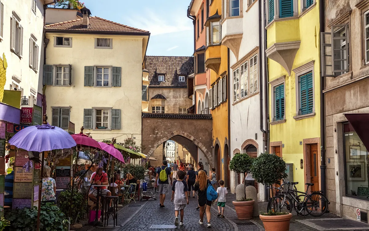 Bunte Häuser und belebte Straße in Bozen, Südtirol.