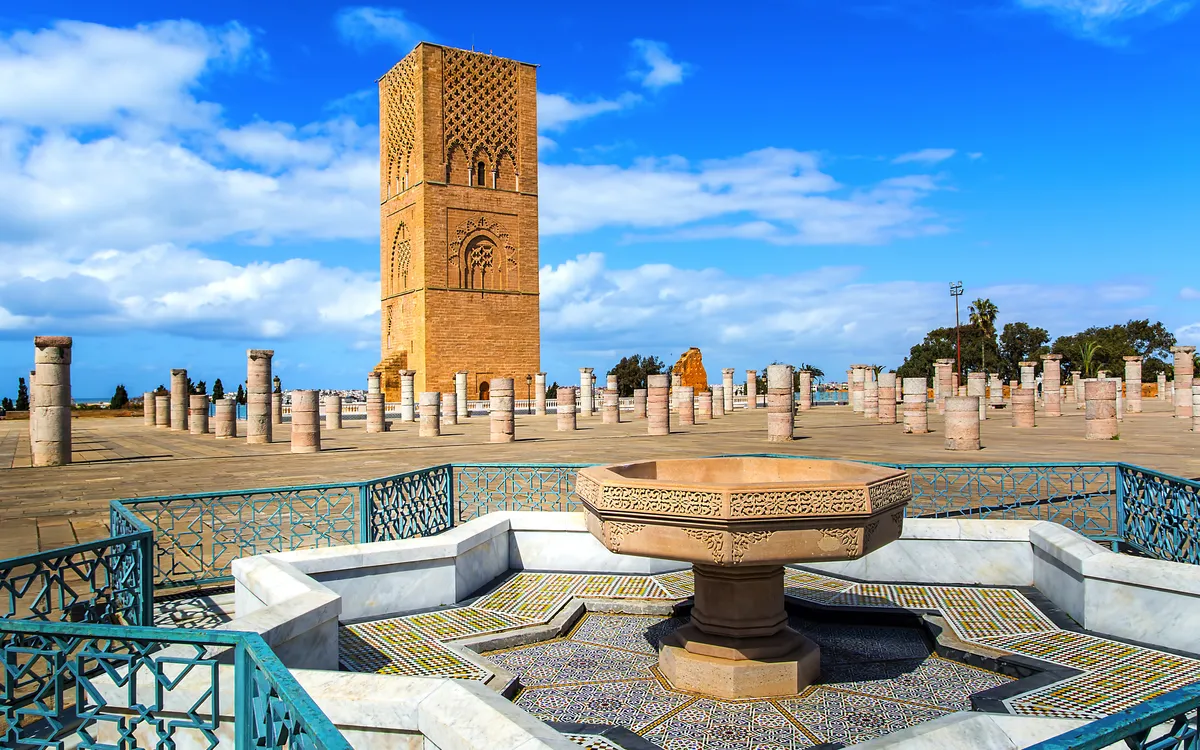 Hassan-Turm in Rabat mit blauem Himmel und umliegenden Säulengebäuden.
