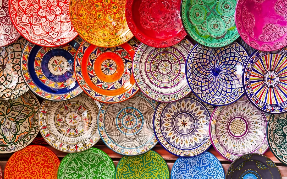Bunte orientalische Keramikteller mit verschiedenen Mustern und Designs.