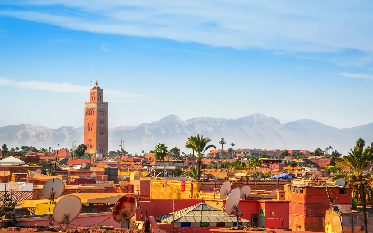 Panoramablick auf Marrakesch und die alte Medina mit dem Atlasgebirge im Hintergrund, Nordafrika.