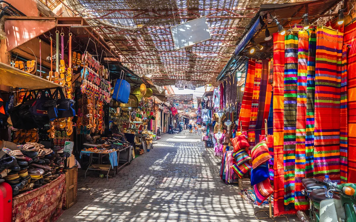 Souvenirs auf dem Markt Djemaa el Fna in der alten Medina in Marrakesch