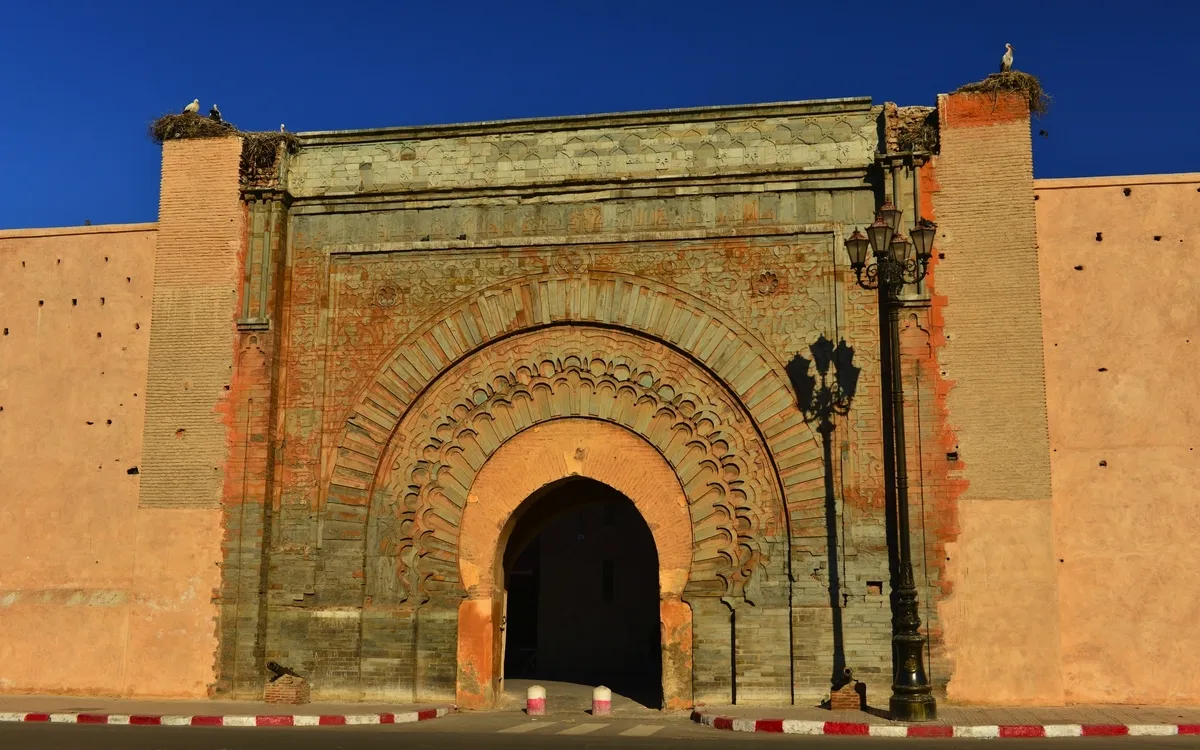 Das Bab Agnaou – prachtvolles Stadttor aus dem 12. Jahrhundert in Marrakesch