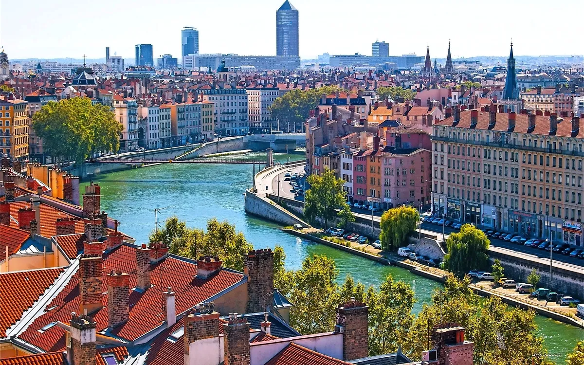 Stadtansicht von Lyon mit Fluss und Gebäuden im Hintergrund.