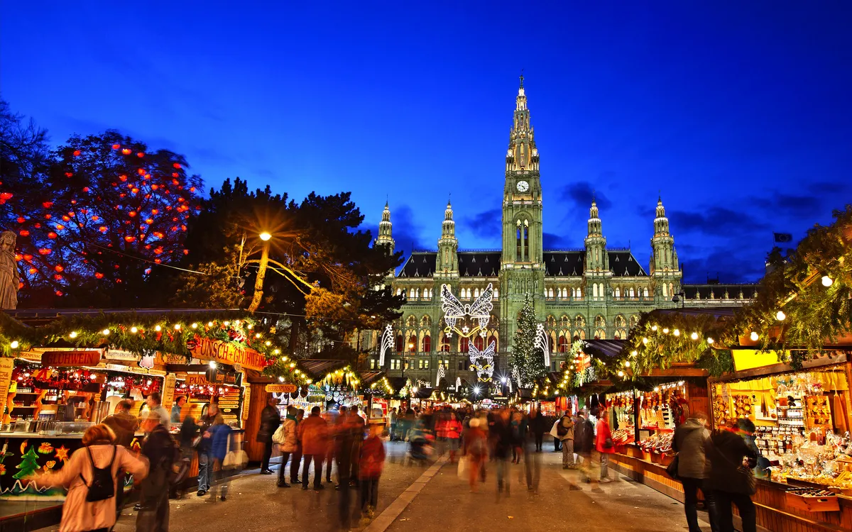 Weihnachtsmarkt vor dem Wiener Rathaus – Adventsreise nach Wien