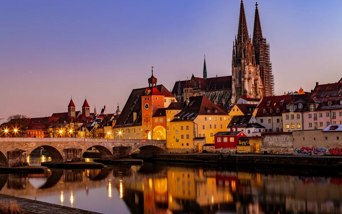 Regensburg mit Dom und Steinerner Brücke an der Donau – Flusskreuzfahrt