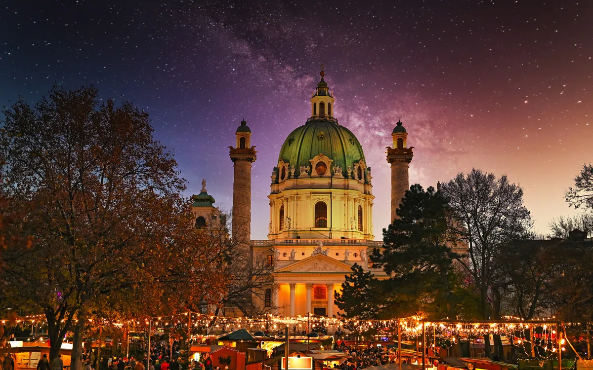 Weihnachtsmarkt am Karlsplatz in Wien – Adventskreuzfahrt auf der Donau