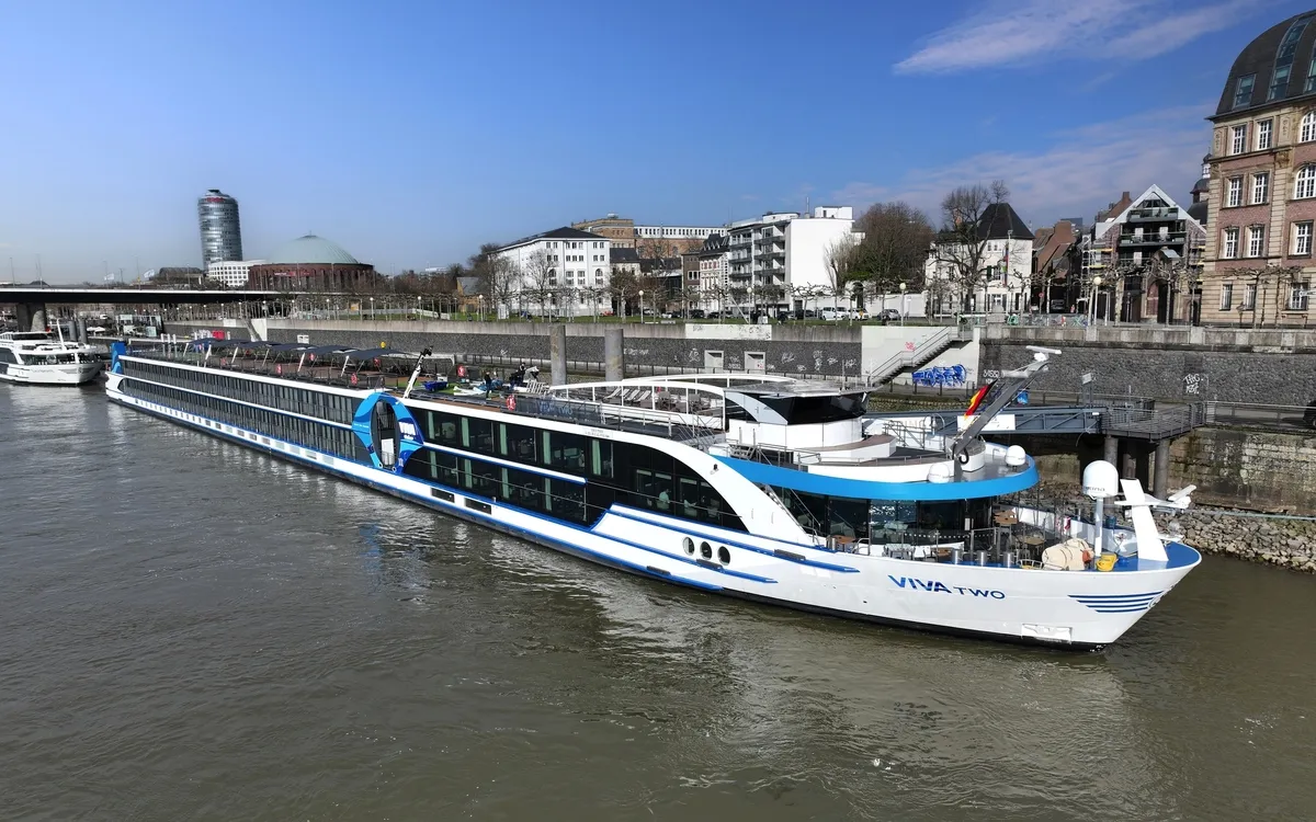 Ein Flusskreuzfahrtschiff, die VIVA TWO von VIVA Cruises, liegt am Ufer in Düsseldorf.