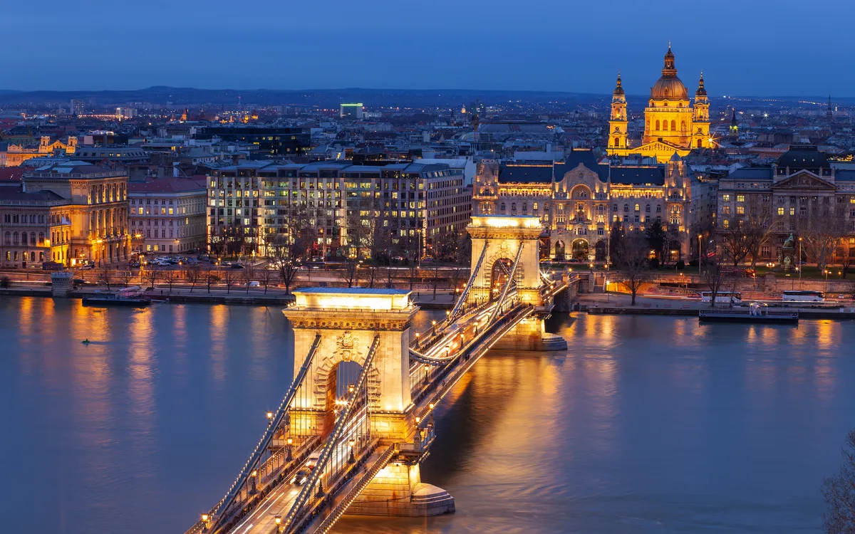 Beleuchtete Kettenbrücke in Budapest an der Donau bei Nacht