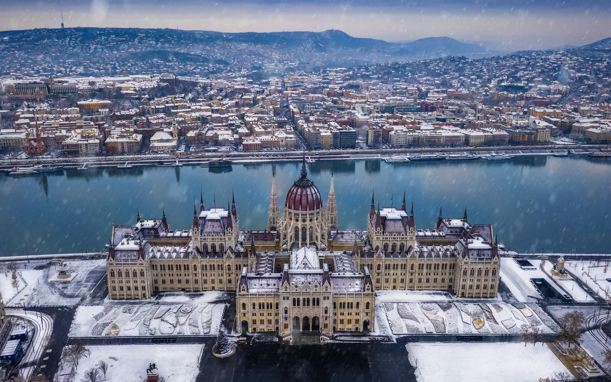 Verschneites Parlament in Budapest an der Donau im Winter