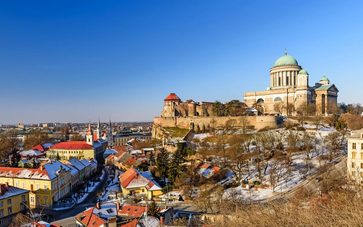 Basilika von Esztergom mit winterlicher Stadtlandschaft in Ungarn