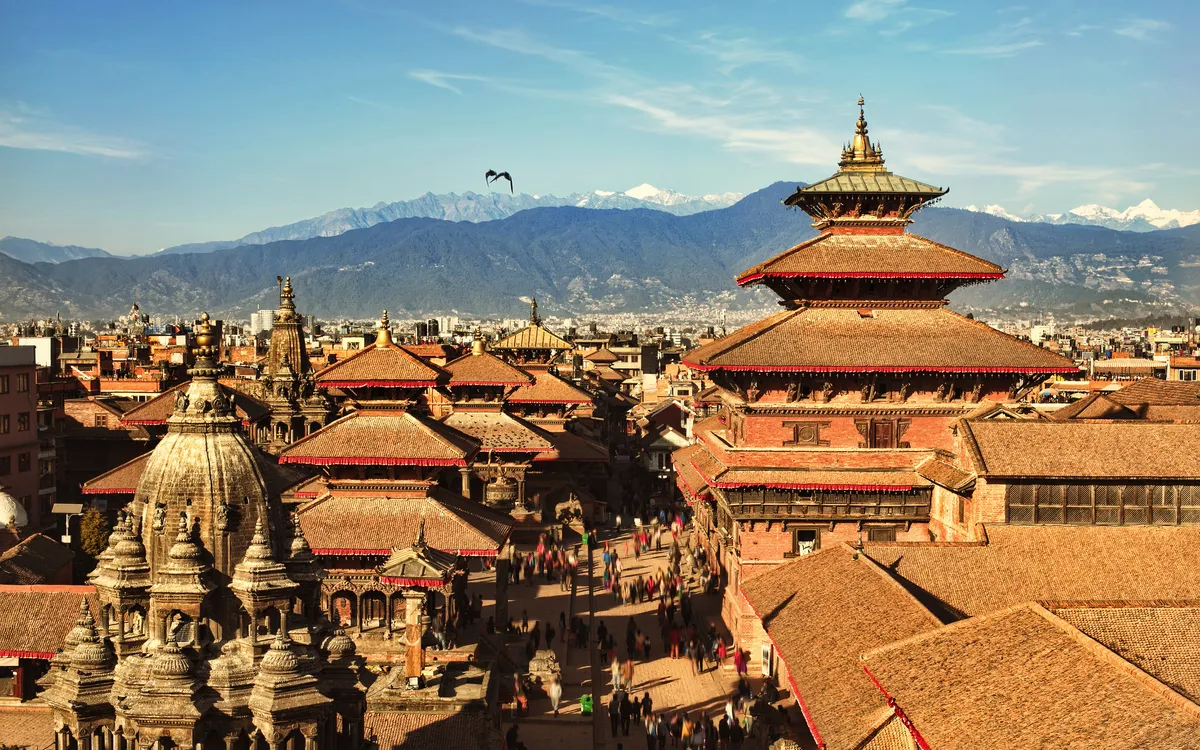 Panoramablick auf Tempelanlage in Kathmandu mit Bergen im Hintergrund.