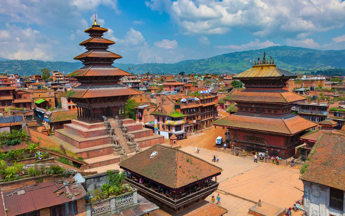 Palastplatz in Bhaktapur mit Himmelstempeln bei klarem Wetter.