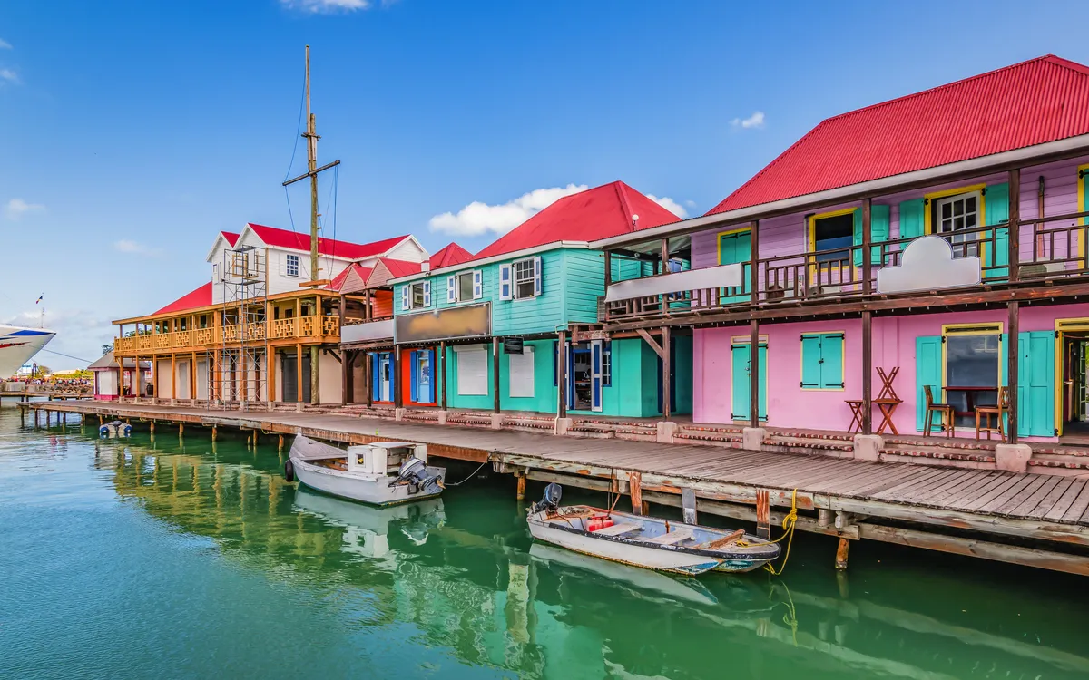 Bunte Gebäude am Wasser mit Booten und klarem Himmel.