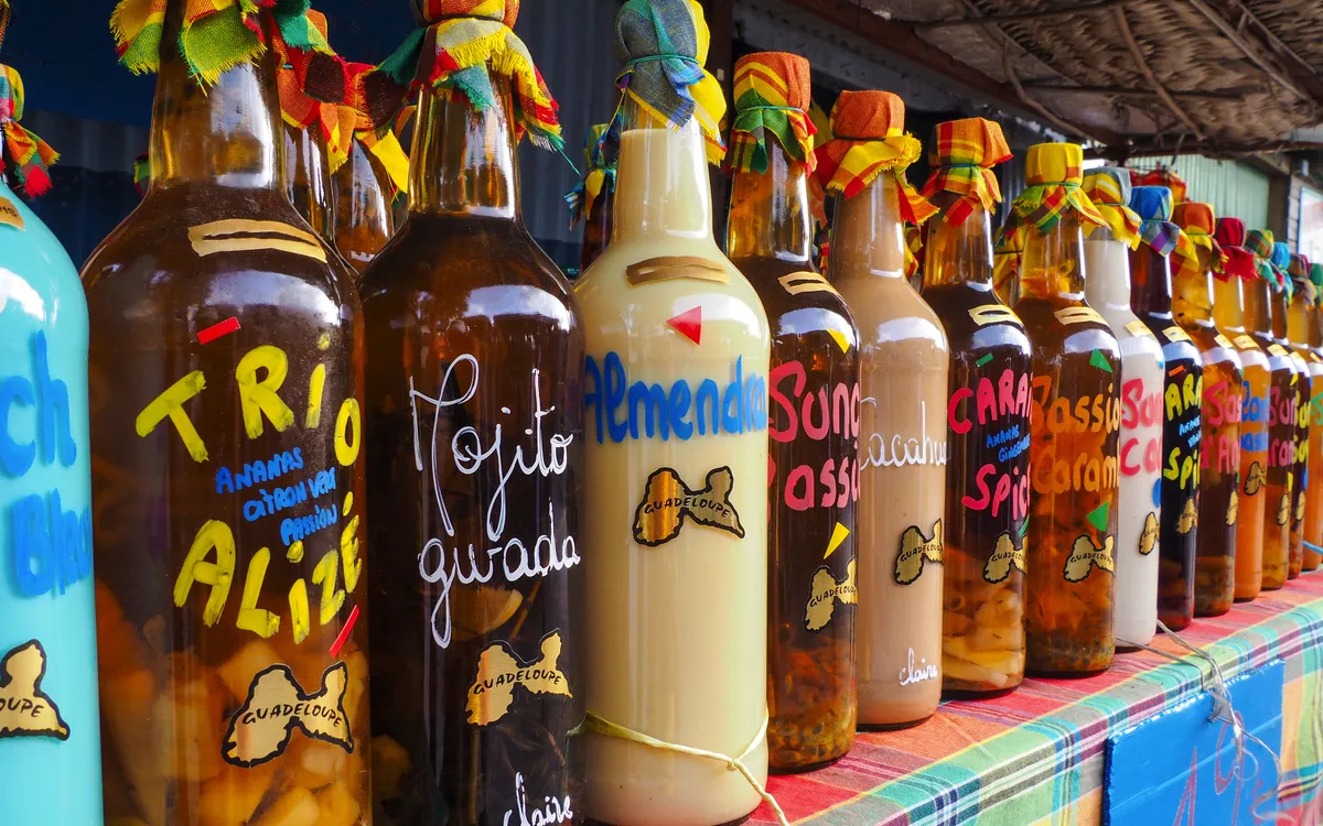 Rum-Flaschen auf einem Marktstand auf Guadeloupe in der Karibik.