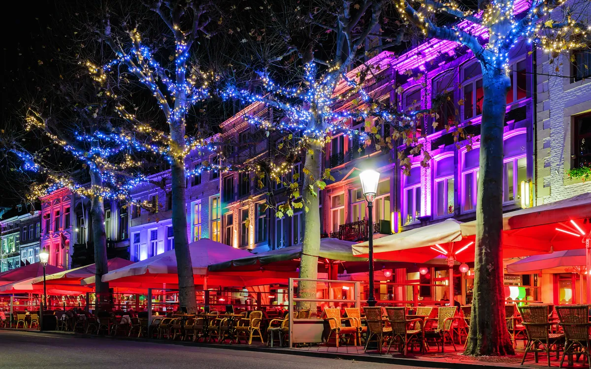 Vrijthof in Maastricht mit Weihnachtsbeleuchtung am Abend im Winter.