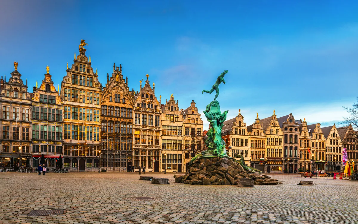Großer Platz mit Brabobrunnen und historischen Fassaden in Antwerpen.