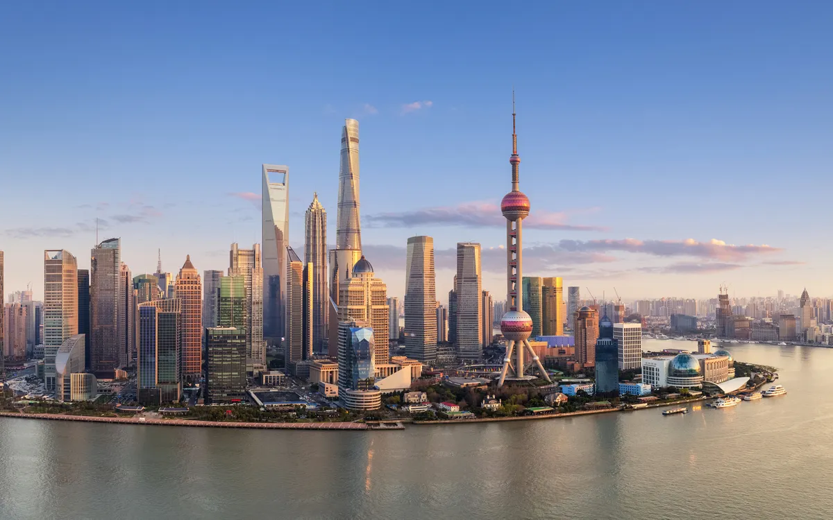 Skyline von Shanghai in China mit Blick auf den Bund und moderne Wolkenkratzer bei Tageslicht.