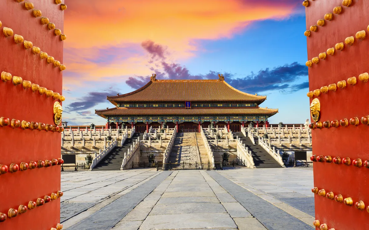 Eingang zur Verbotenen Stadt bei Sonnenuntergang, Peking, China.