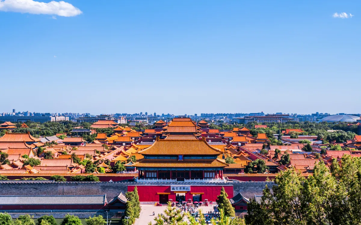 Blick auf die Verbotene Stadt in Peking an einem sonnigen Tag.