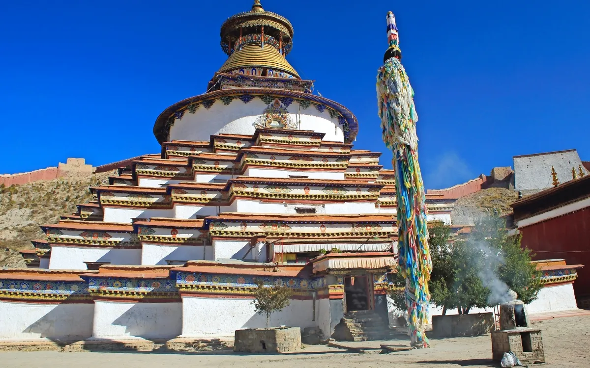 Weiß gewaschene Pagode im Pelkhor Chode Kloster in Gyantse, Tibet, unter blauem Himmel.