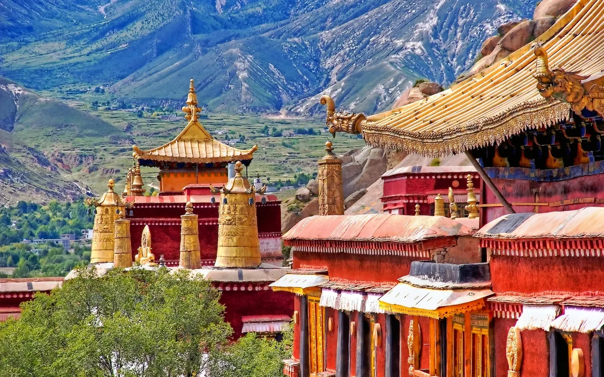 Buddhistischer Tempel vor einer Berglandschaft in Tibet.