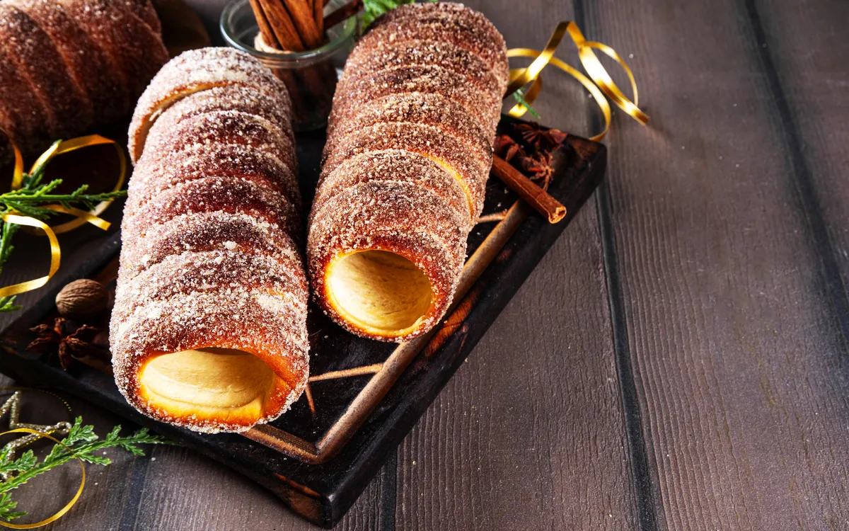 Traditionelles ungarisches Gebäck auf Holzbrett mit Zimt und Gewürzen.