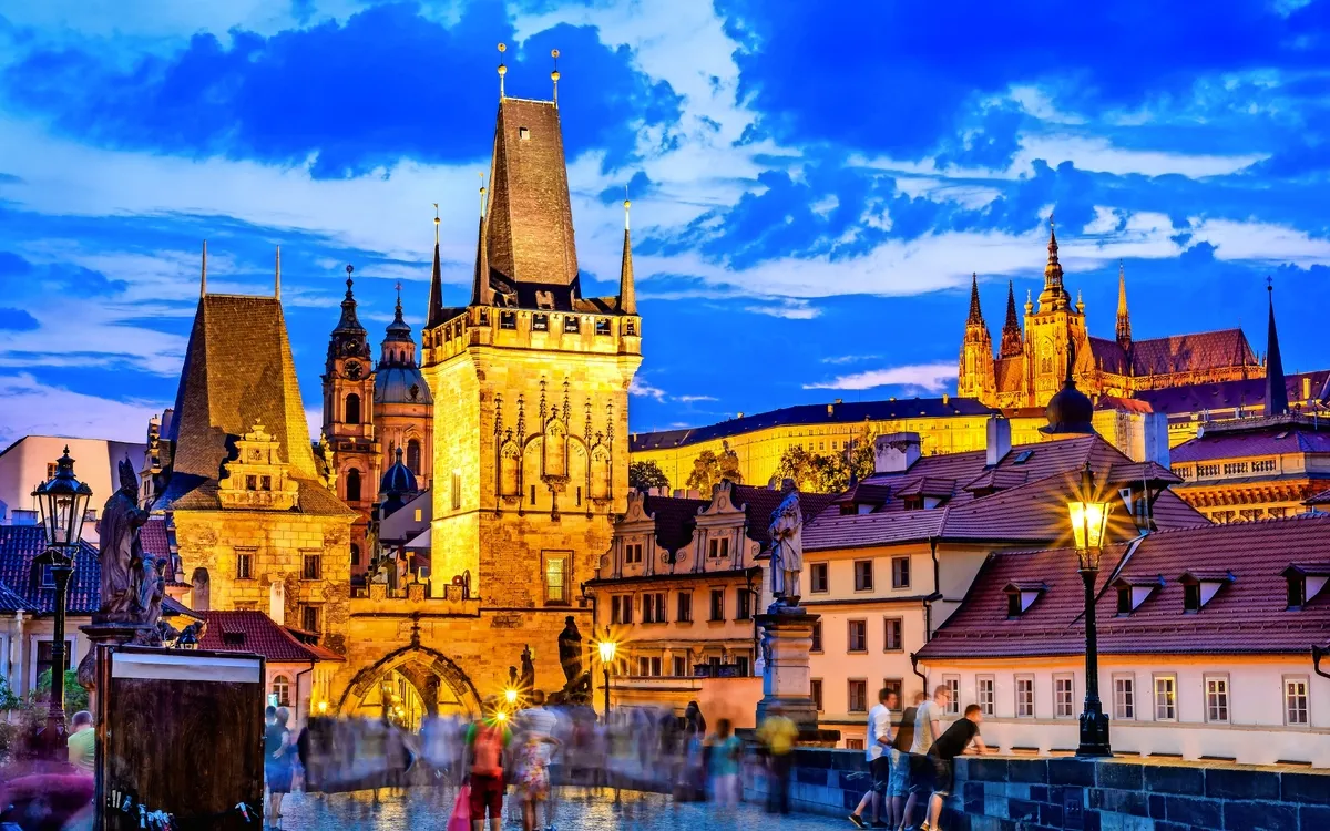 Prag bei Nacht mit Karlsbrücke und Prager Burg – Busreise mit Frankenland Reisen