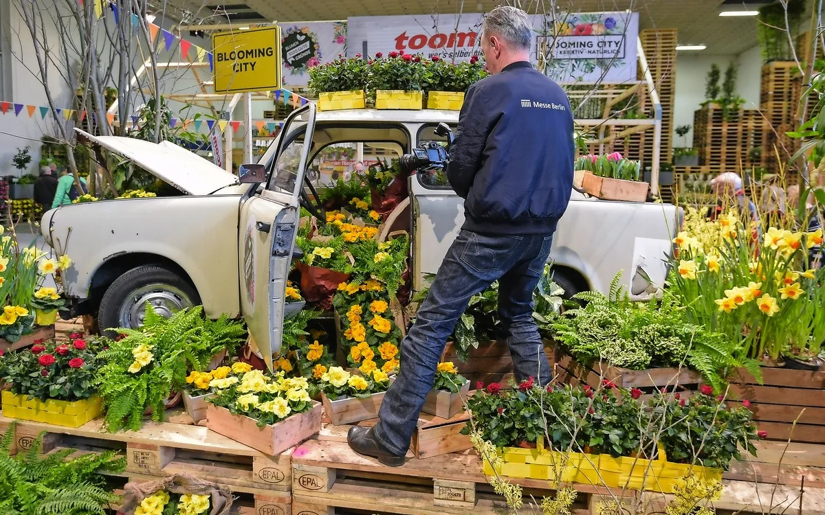 Alter Trabi voller Blumen auf einer Gartenmesse.