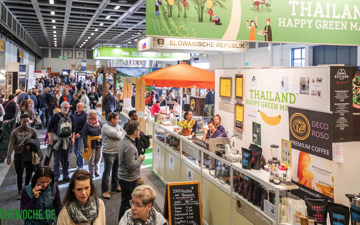 Besucher auf der Messe Grüne Woche in Berlin, Halle mit internationalen Ständen.