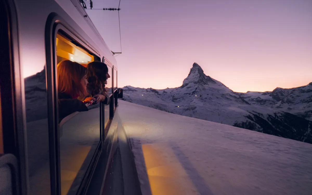 Winterliche Bahnfahrten mit Blick auf das Matterhorn