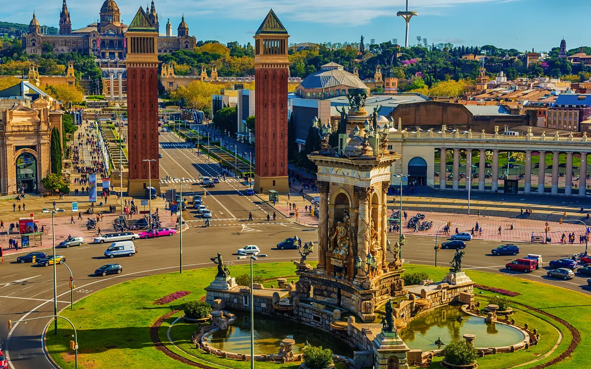 Platz mit Brunnen und Türmen in städtischer Landschaft bei Tag