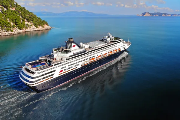 Kreuzfahrtschiff auf ruhiger See in südlichen Gewässern unterwegs