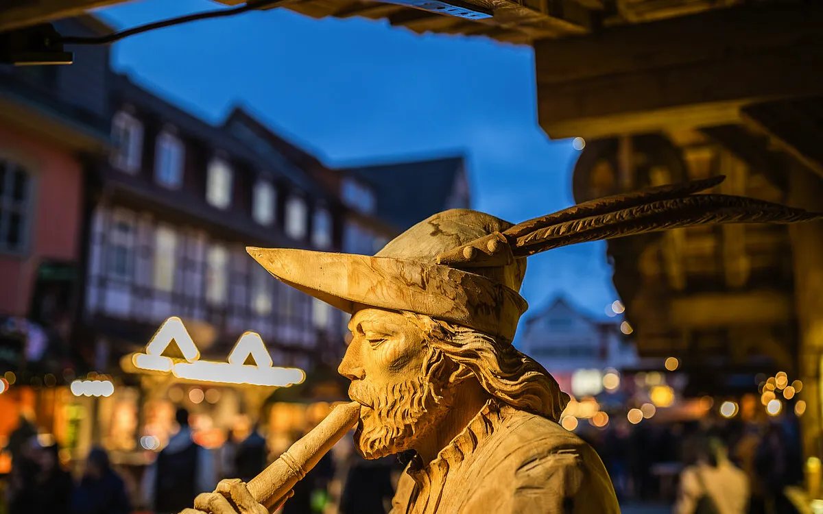 Statuette des Rattenfängers von Hameln auf dem Weihnachtsmarkt in Hameln.