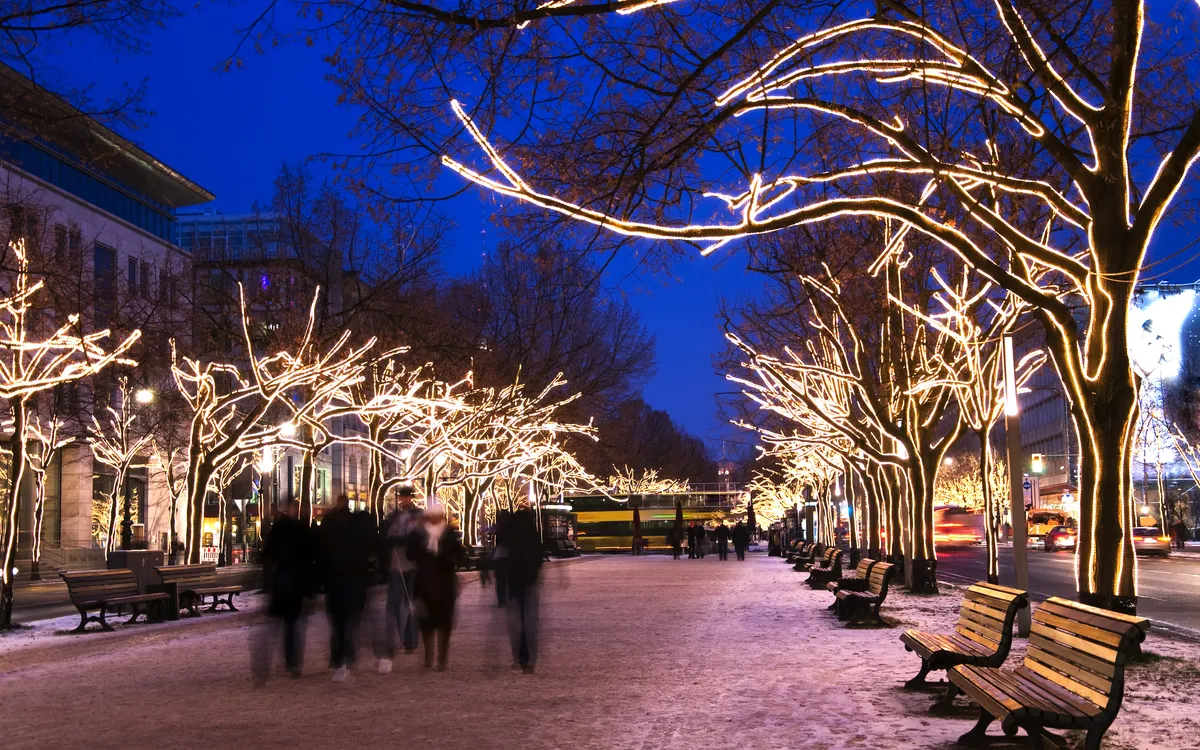 Weihnachtlich beleuchtete Straße Unter den Linden – Adventsreise nach Berlin.