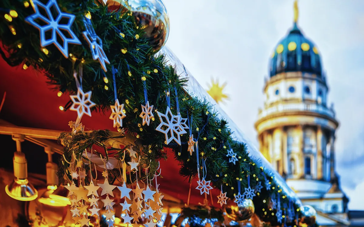 Weihnachtsmarkt am Gendarmenmarkt – Weihnachtsreise nach Berlin mit Frankenland Reisen.