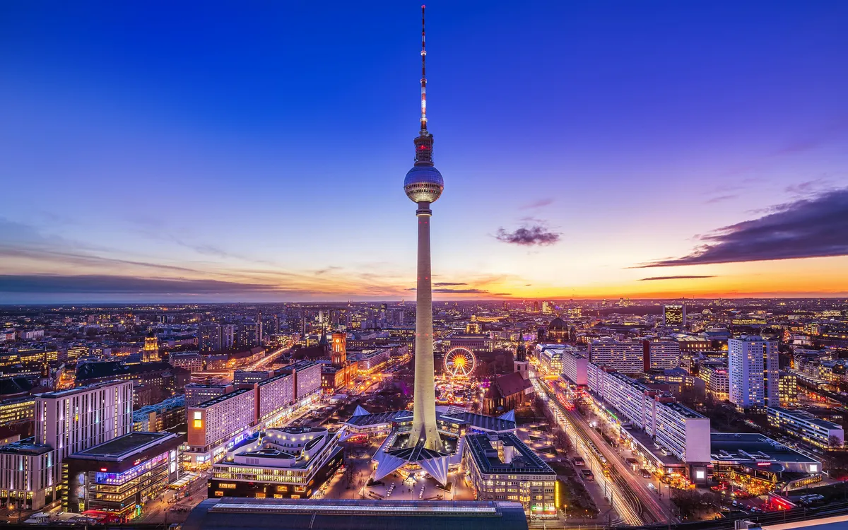 Berliner Skyline mit Fernsehturm und Berliner Dom – Städtereise nach Berlin.