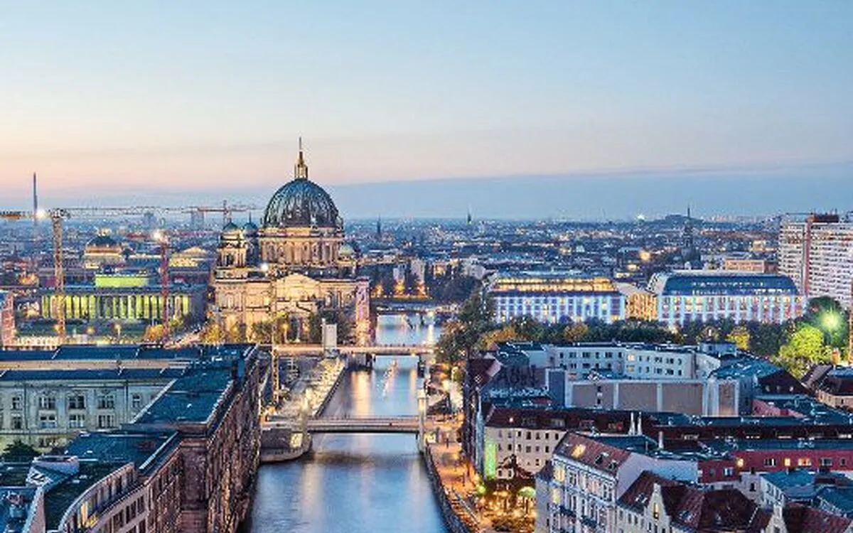 Blick auf die Spree und Berliner Innenstadt – Städtereise nach Berlin.