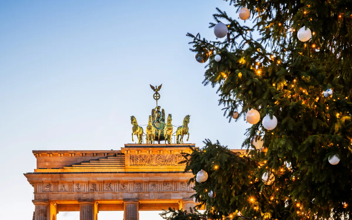 Weihnachtsbaum am Brandenburger Tor – Weihnachtsreise nach Berlin.