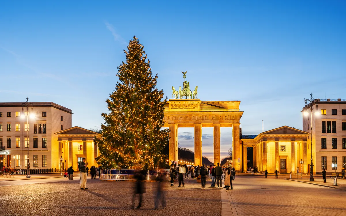 Brandenburger Tor mit Weihnachtsbaum – Winterreise mit Frankenland Reisen