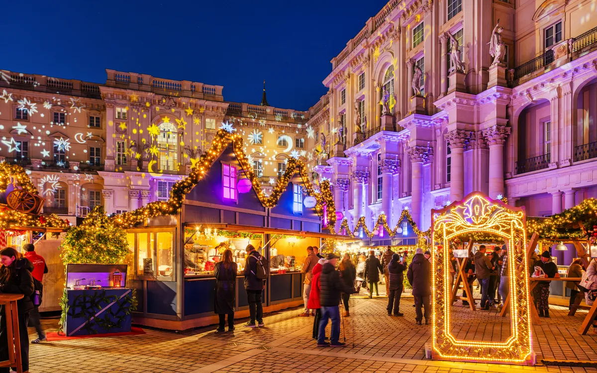 Weihnachtsmarkt am Schlossplatz in Berlin – Adventsreise mit Frankenland Reisen.